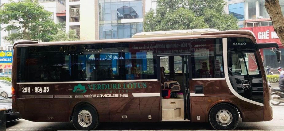 Xe Lovabus Bên hông xe Limousine 16 chỗ