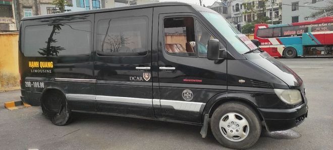 Xe Hạnh Quang Bên hông xe Limousine 9 chỗ