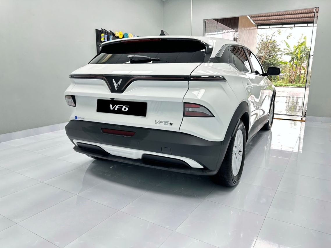 Xe Lê Gia Travel Mặt sau xe Vinfast VF6 5 chỗ