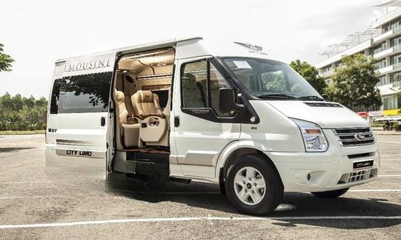 Xe Lovabus Mặt trước xe Bên hông xe Limo 8c