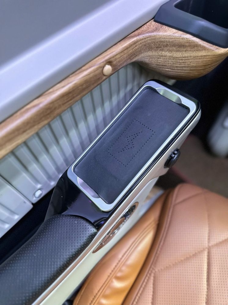 Xe Cúc Tùng Limousine Tiện ích Limousine 11 chỗ