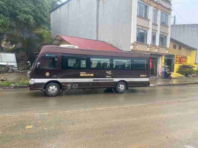 Xe Luxury Van Limousine Bên hông xe Limousine 13 chỗ 