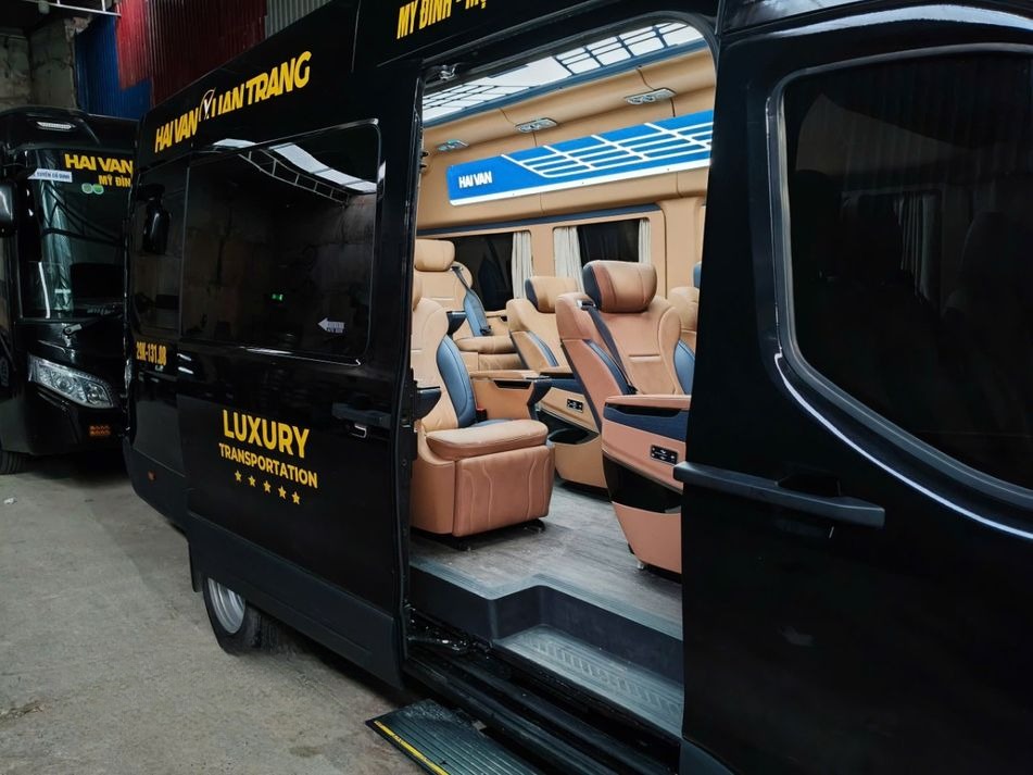 Xe Hải Vân Bên hông xe Limousine 11 chỗ