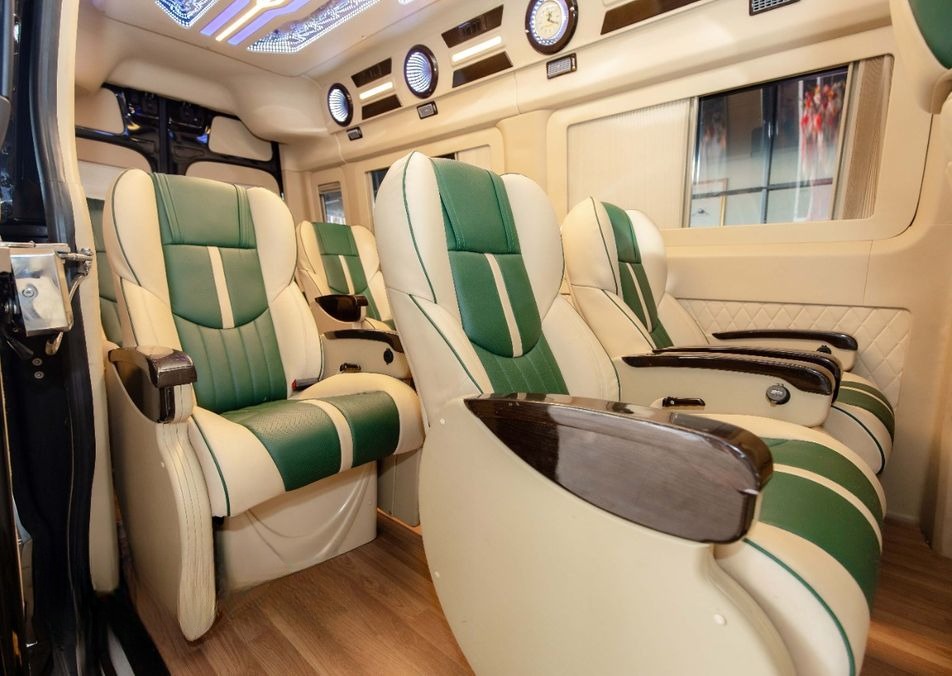 Xe Hoàng Yến Logistics Ghế ngồi Nội thất Limousine 9 chỗ