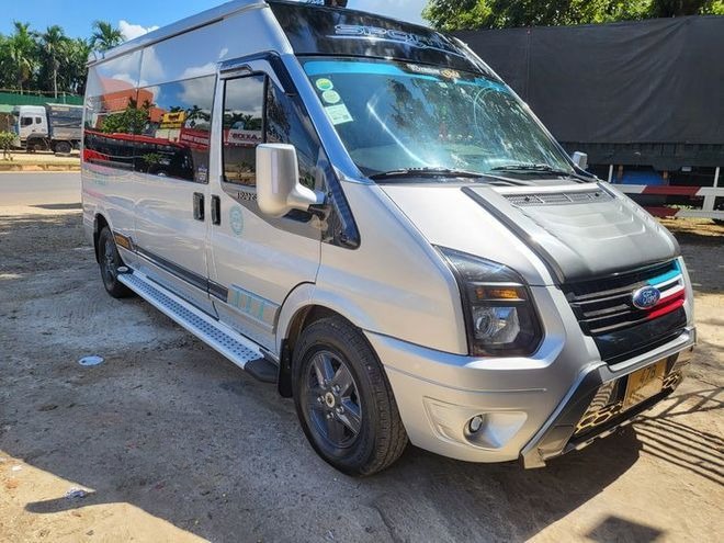 Xe Thịnh Thái Limousine Mặt trước xe Bên hông xe Limousine 9 chỗ