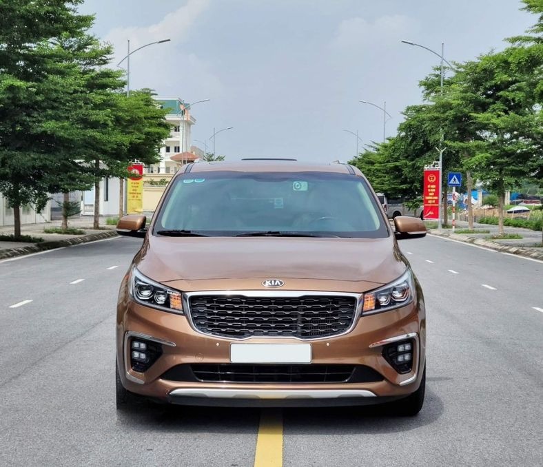 Xe Mạnh Kiên (Mai Châu) Mặt trước xe Kia Grand Sedona 7 chỗ