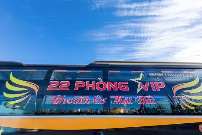 Xe Phong Phú Bên hông xe Limousine 22 Phòng