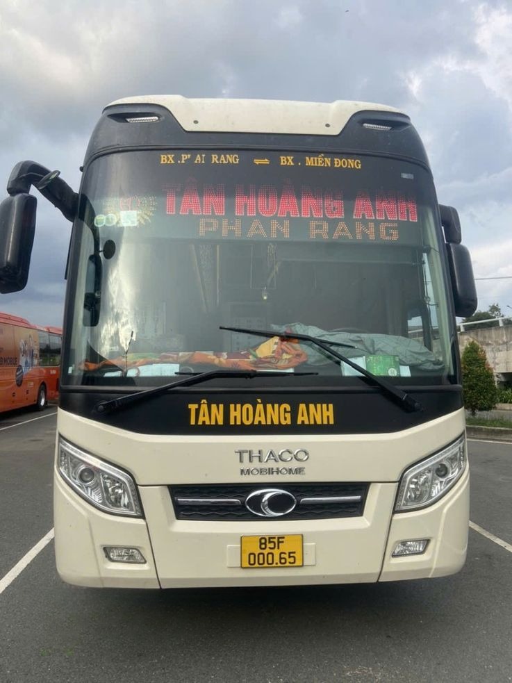Xe Tân Hoàng Anh Mặt trước xe Limousine 34 Phòng