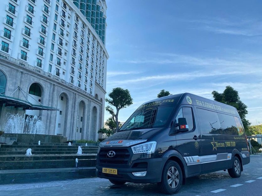 Xe Hạ Long Star Limousine Mặt trước xe Bên hông xe Limousine 11 chỗ
