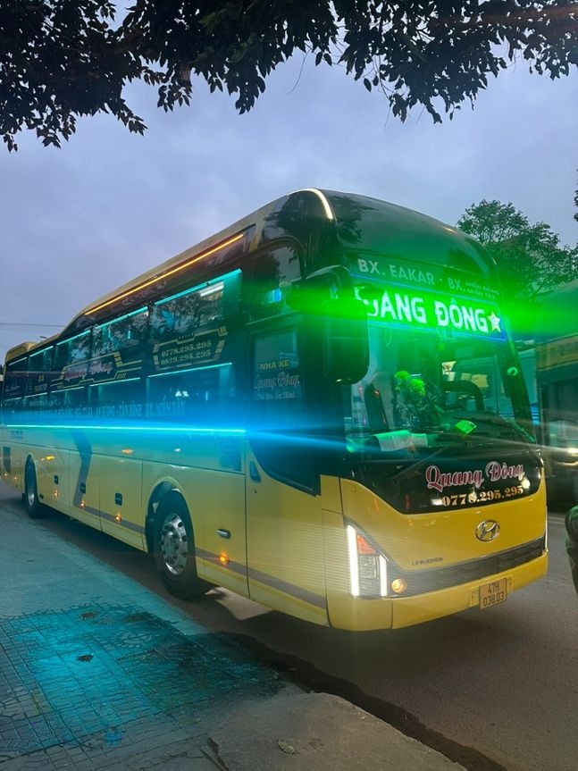 Xe Quang Đông (Đắk Lắk) Mặt trước xe Bên hông xe Limousine 34 phòng