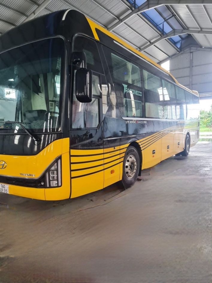 Xe Gia Huệ Bên hông xe Limousine 34 Phòng