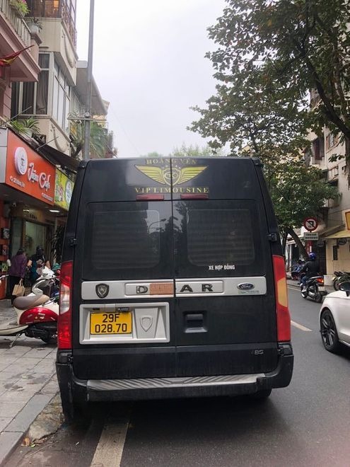 Xe Sapa Dragon Express Mặt sau xe Limousine 9 chỗ