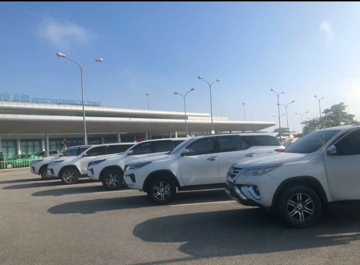 Xe Limousine Minh Trí Mặt trước xe Bên hông xe Fortuner 7 chỗ