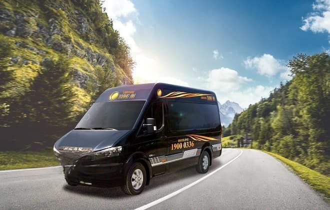 Xe Tràng An Limousine Bên hông xe Mặt trước xe Limousine 9 chỗ VIP