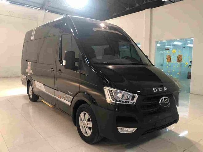 Xe Green Limousine Bên hông xe Limousine 12 chỗ VIP