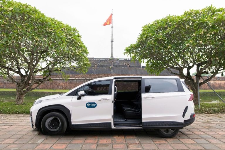 Xe Caro Luxury Bên hông xe Hyundai Custin 6 ghế