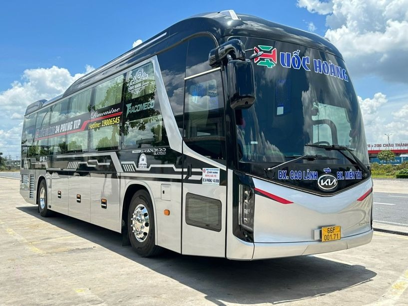 Xe Quốc Hoàng Mặt trước xe Bên hông xe Limousine 24 phòng