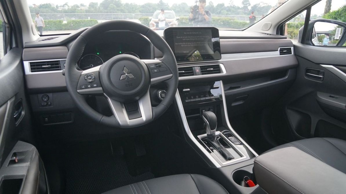 Xe Thuận Phát Limousine Tiện ích Nội thất Xpander 7 chỗ