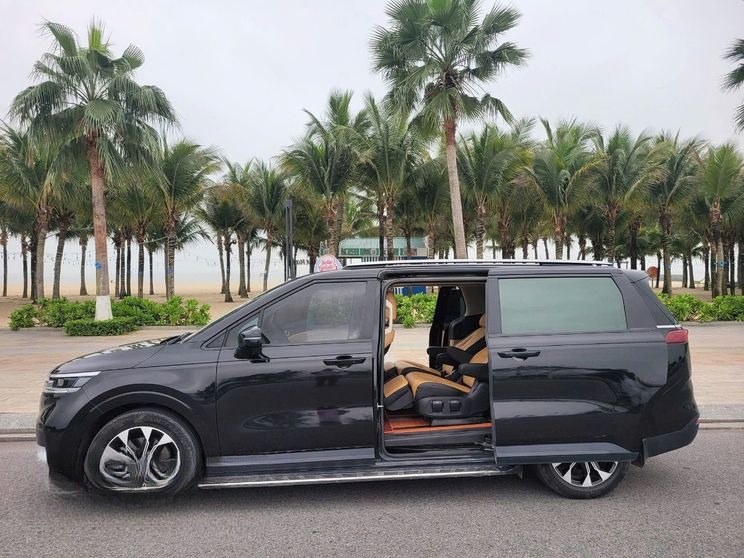 Xe Anh Huy VIP Bên hông xe Xe 7 chỗ