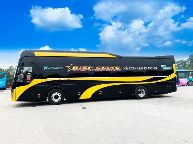 Xe Hiệp Giang  Bên hông xe Limousine giường nằm 34 chỗ