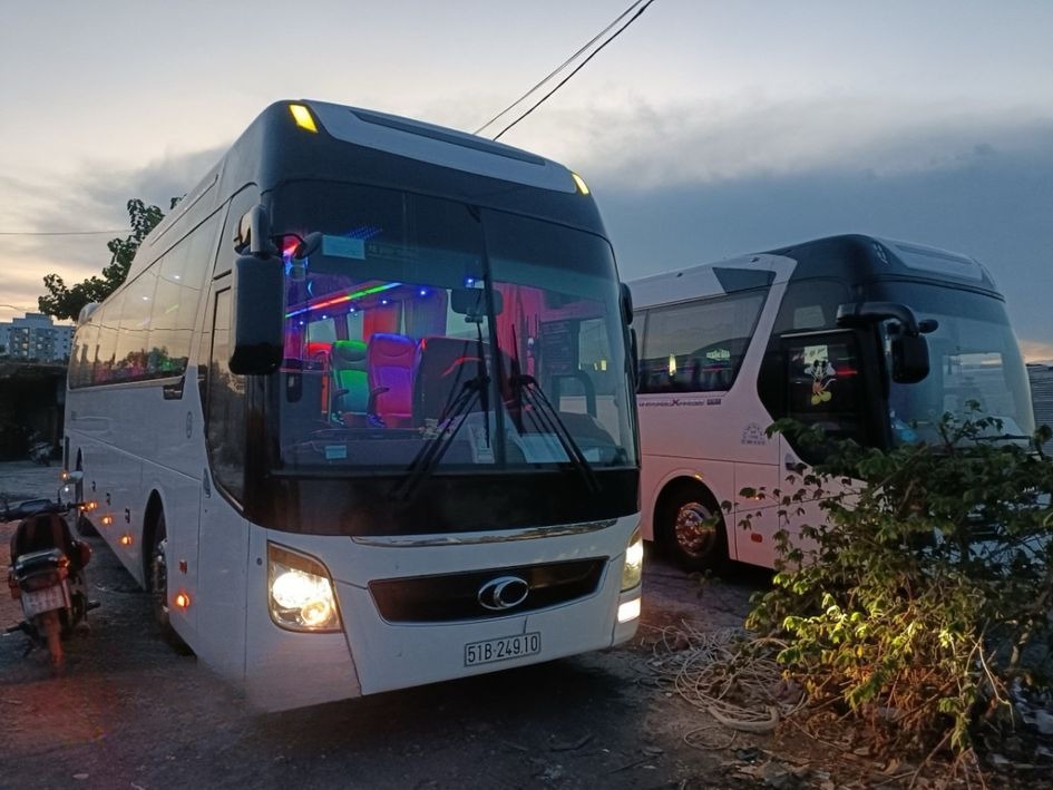 Xe Hạnh Cafe Bên hông xe Mặt trước xe Ghế Ngồi 45 chỗ