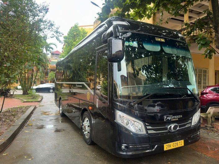 Xe VietNam Explore Mặt trước xe Bên hông xe Limousine 18 chỗ