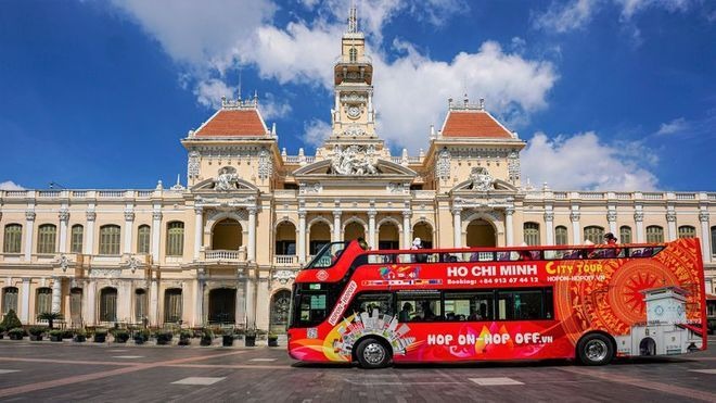 Xe Hop on-Hop off Bên hông xe Bus 42 chỗ