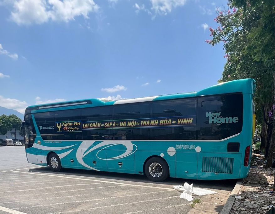 Xe Luxury Van Limousine Bên hông xe Limousine giường nằm 34 chỗ