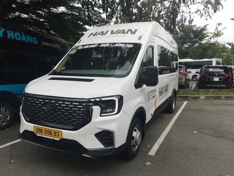 Xe Lovabus Mặt trước xe Bên hông xe Limousine 9 chỗ Economy