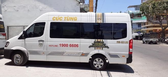 Xe Cúc Tùng  Bên hông xe Limousine 11 chỗ