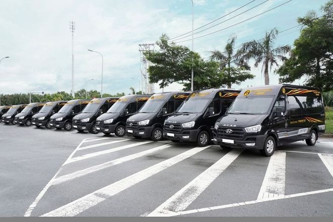 Xe Hạ Long Travel Limousine Mặt trước xe 