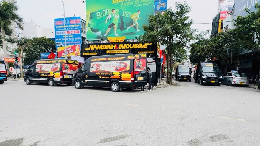 Xe Nam Định Limousine Bên hông xe Limousine 9 chỗ
