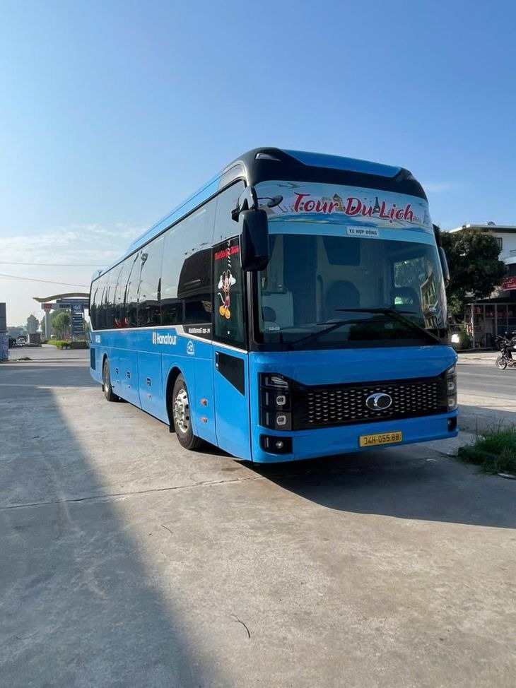 Xe Xuân Quỳnh (Hải Dương) Mặt trước xe Bên hông xe Cabin đôi 24 phòng