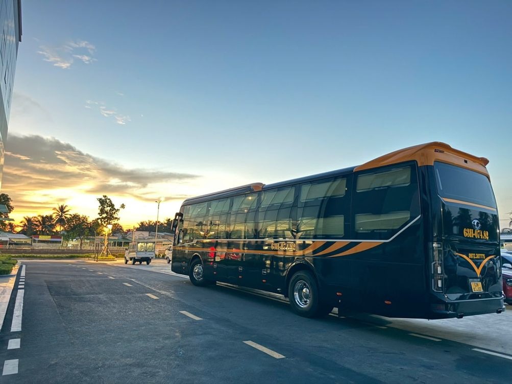 Xe Yến Thông Mặt sau xe Bên hông xe Limousine 24 phòng