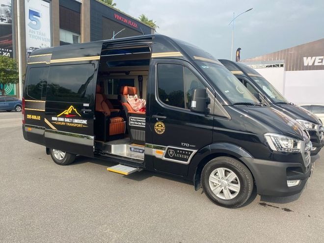 Xe Ninh Bình Excursion Transport Bên hông xe Limousine 11 chỗ VIP