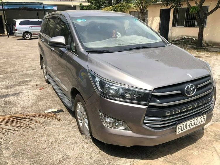 Xe Hoàng Vỹ Mặt trước xe Bên hông xe Ghế ngồi 7 chỗ