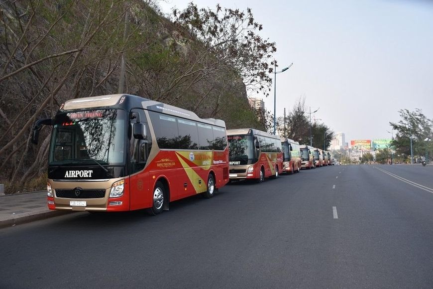 Xe Lovabus Mặt trước xe Limousine 18 chỗ
