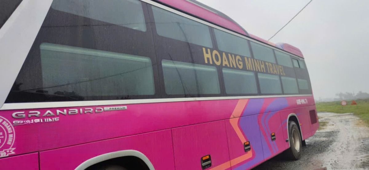 Xe HM Happycar Bên hông xe Cabin 24 phòng