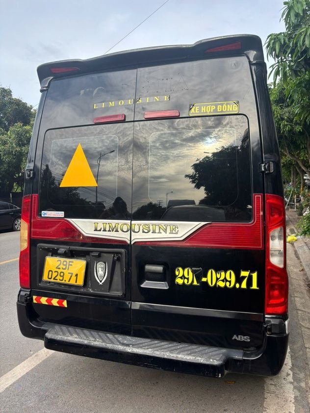 Xe Lovabus Mặt sau xe Limousine 9 chỗ