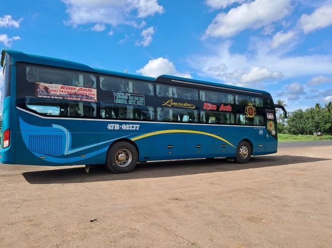 Xe Kim Anh Bên hông xe Limousine 32 Phòng