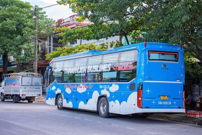 Xe Thành Liên Buslines Bên hông xe Mặt sau xe Limousine 32 phòng
