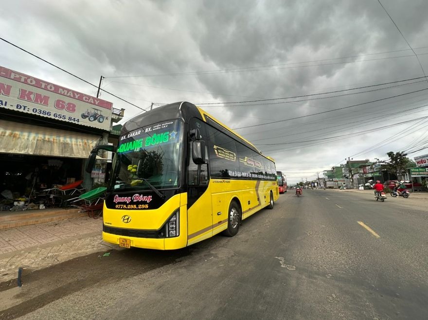 Xe Quang Đông (Đắk Lắk) Mặt trước xe Bên hông xe Limousine 34 phòng