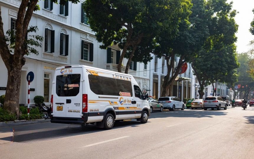 Xe Cát Bà Luxury Mặt sau xe Limousine 11 chỗ