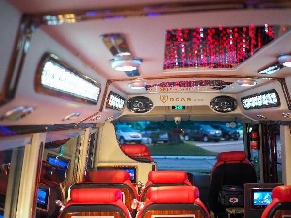 Xe Pumpkin Limousine Tiện ích Limousine 18 chỗ VIP