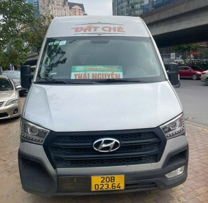 Xe ĐẤT CHÈ Limousine Mặt trước xe Xe Limousine 15 chỗ ngồi