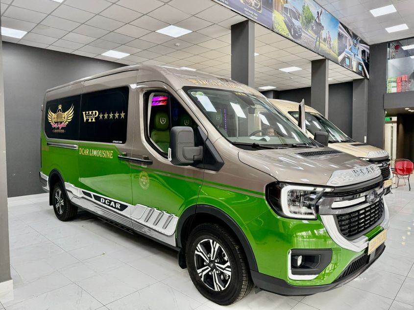 Xe Huệ Nghĩa Limousine Mặt trước xe Bên hông xe Limousine 9 chỗ