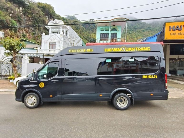 Xe Hải Vân Xuân Tráng Bên hông xe Mặt sau xe Limousine 11 chỗ
