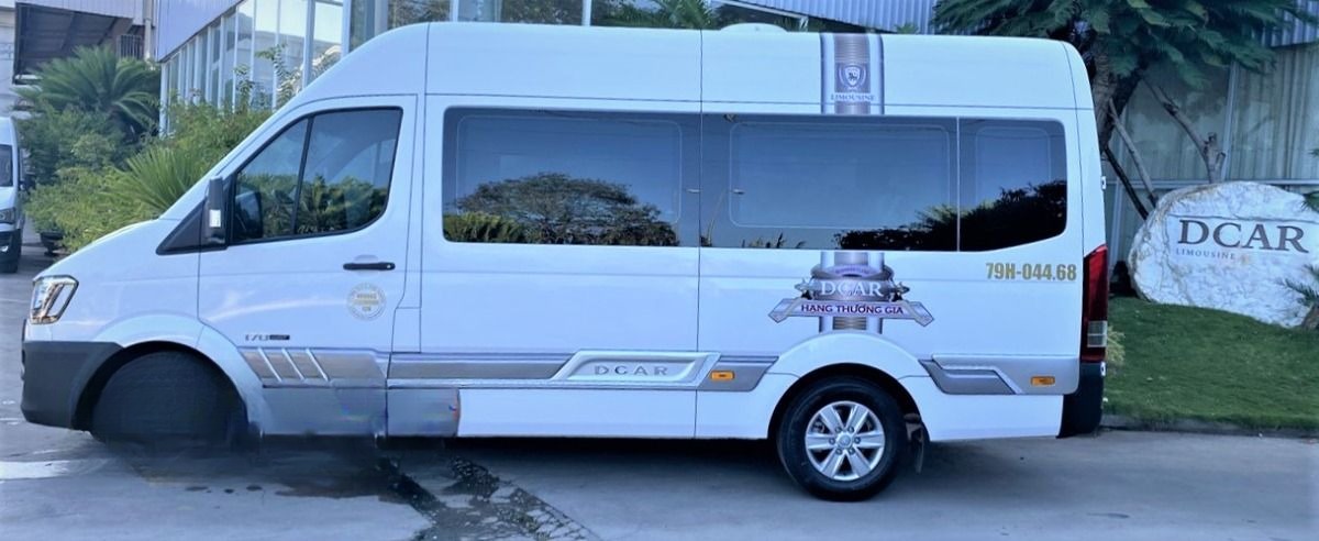 Xe NASA Travel Bên hông xe Limousine 9 chỗ