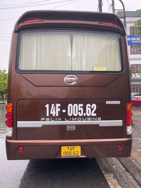 Xe Duy Khánh Limousine Mặt sau xe Limousine 19 chỗ