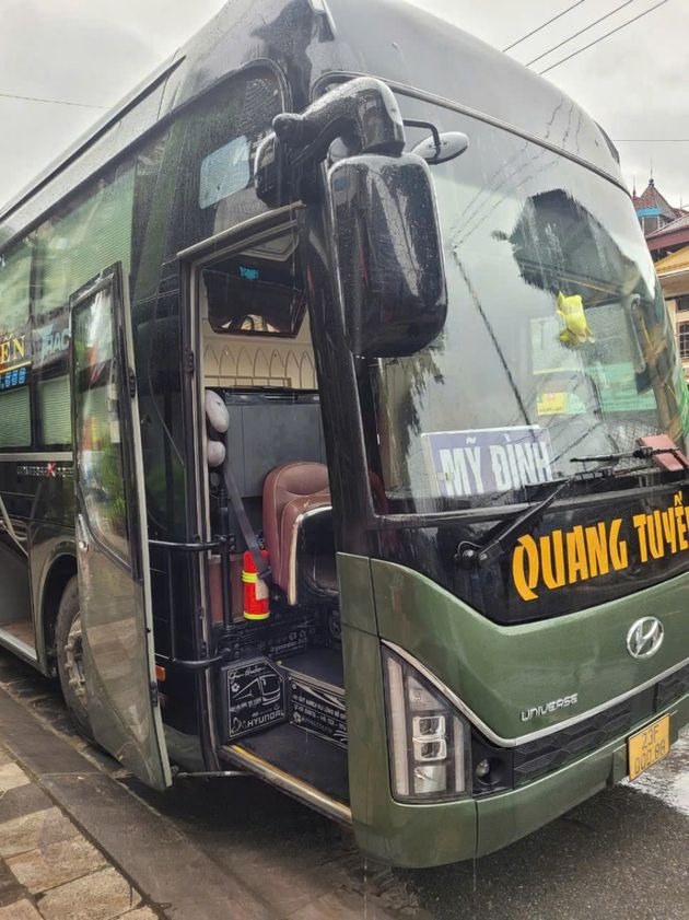 Xe Quang Tuyến (Hà Giang) Bên hông xe Limousine giường phòng 34 chỗ